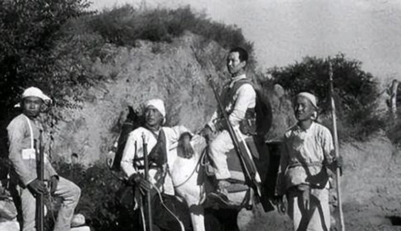 1940 年，周希汉无意中举起望远镜向前观察，突然发现山梁上有无数黑点挪动，他顿