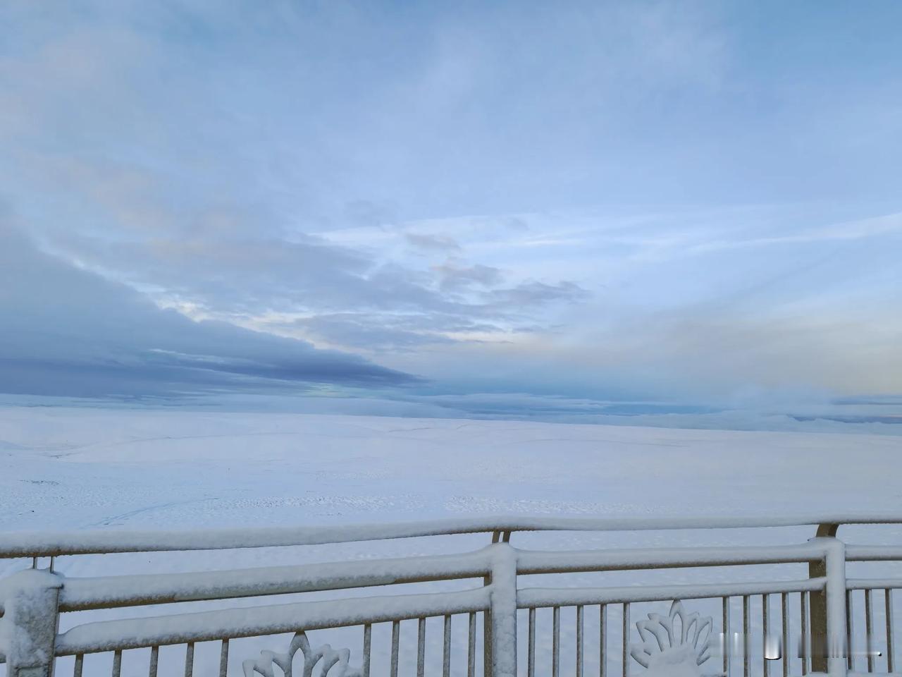 美仁大草原的惊艳雪景 5.17

昨晚到达美仁大草原时天已擦黑，我们在经幡隧道处