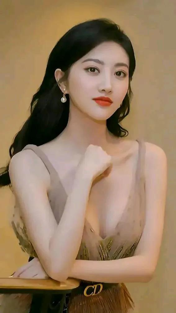 演艺圈西安籍十大名人：
1.张艺谋，国师，中国第一大导演
2.张嘉译，中年大叔代