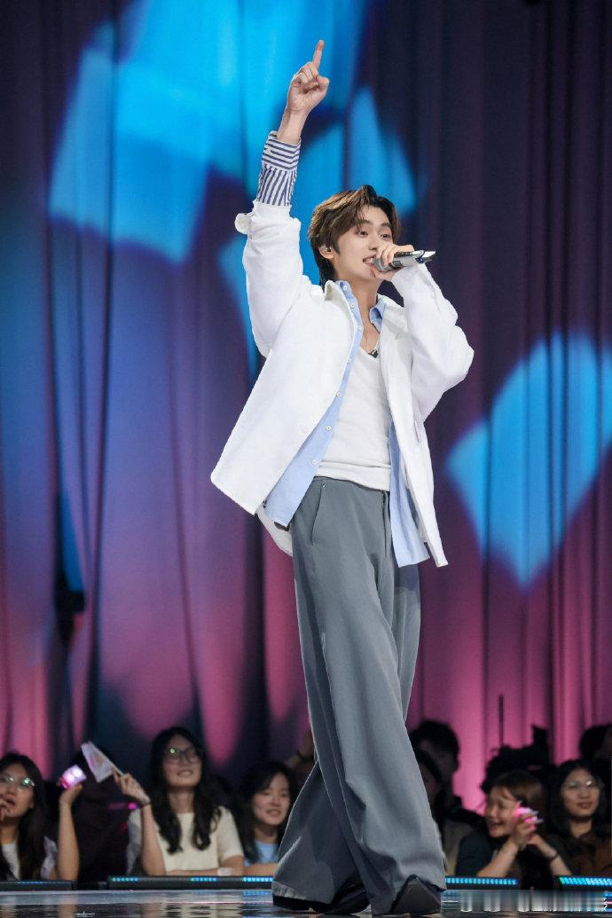 颜值是敲门砖吧！李斌彬的高颜值让大家愿意多停留看表演，但真正打动评审的还是唱功和