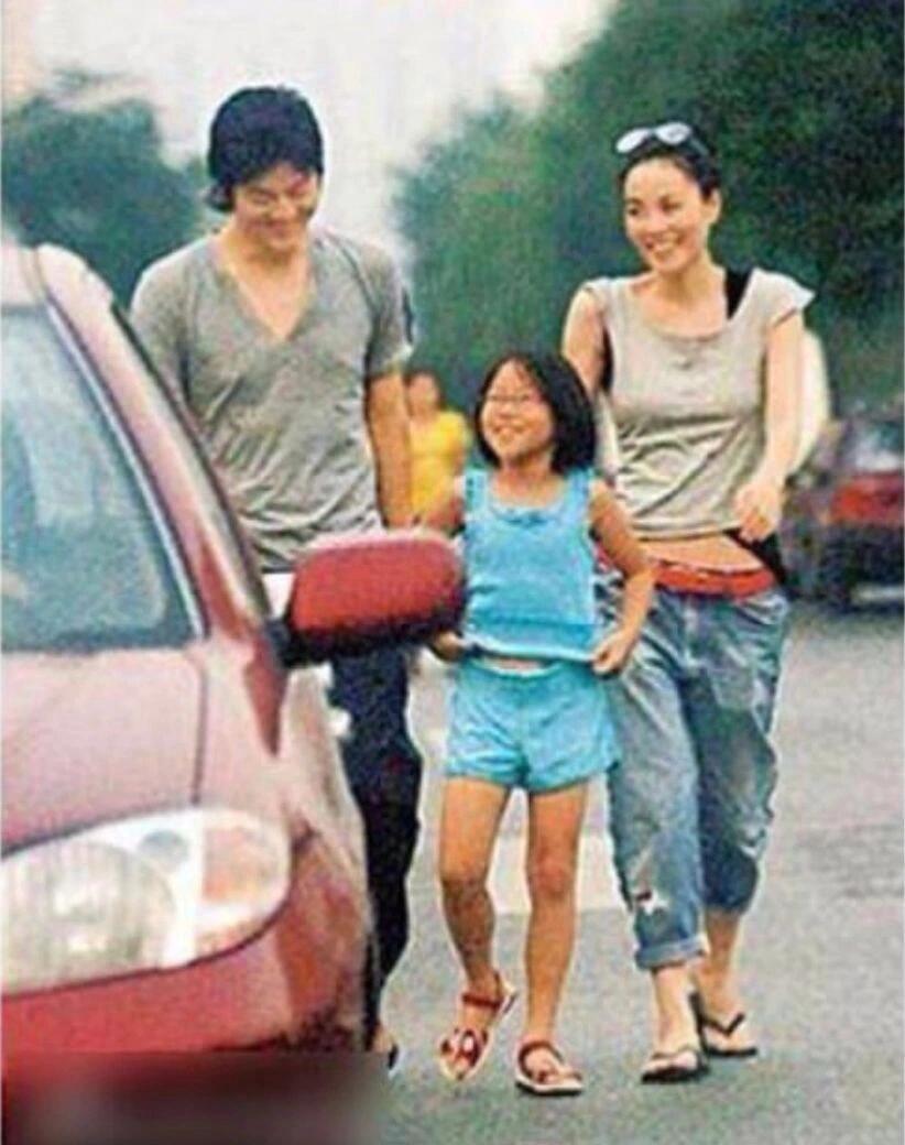 很久以前，窦靖童和王菲李亚鹏逛街，年轻时的他们一家，各有各的个性 ​​​