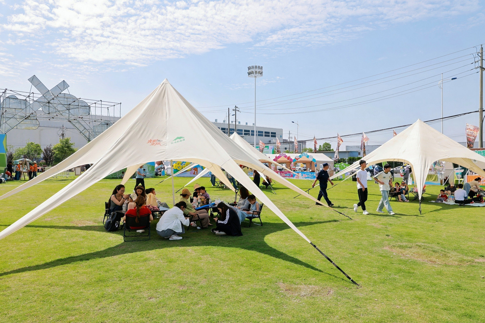 扬州萌宠部落夏日欢乐新去处 扬州夏日休闲新空间正式开放，打造舒适的人宠互动乐园，