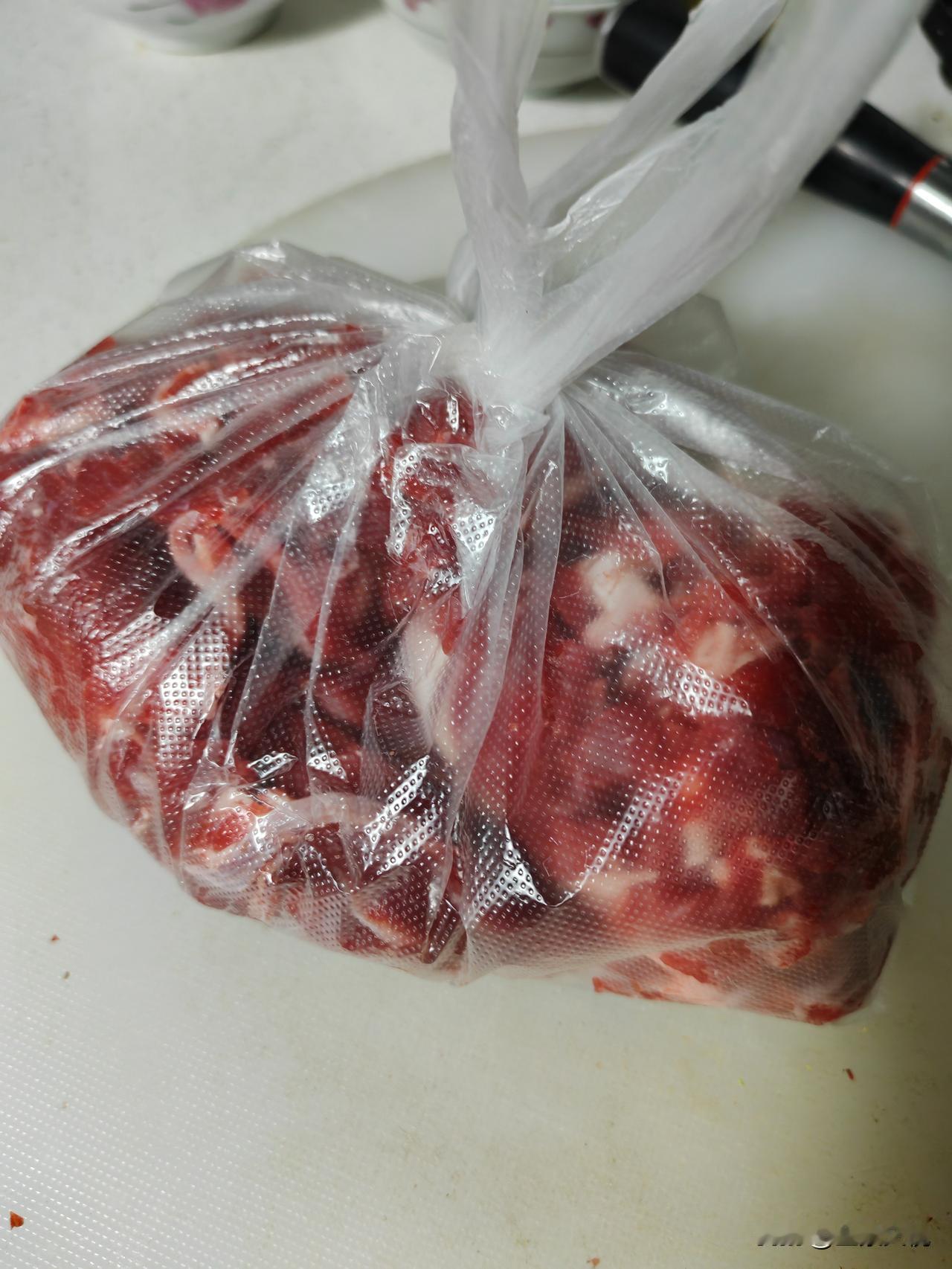 快过年了买东西要多留心商家日弄人！
       昨天晚上去小区对面市场买点牛肉