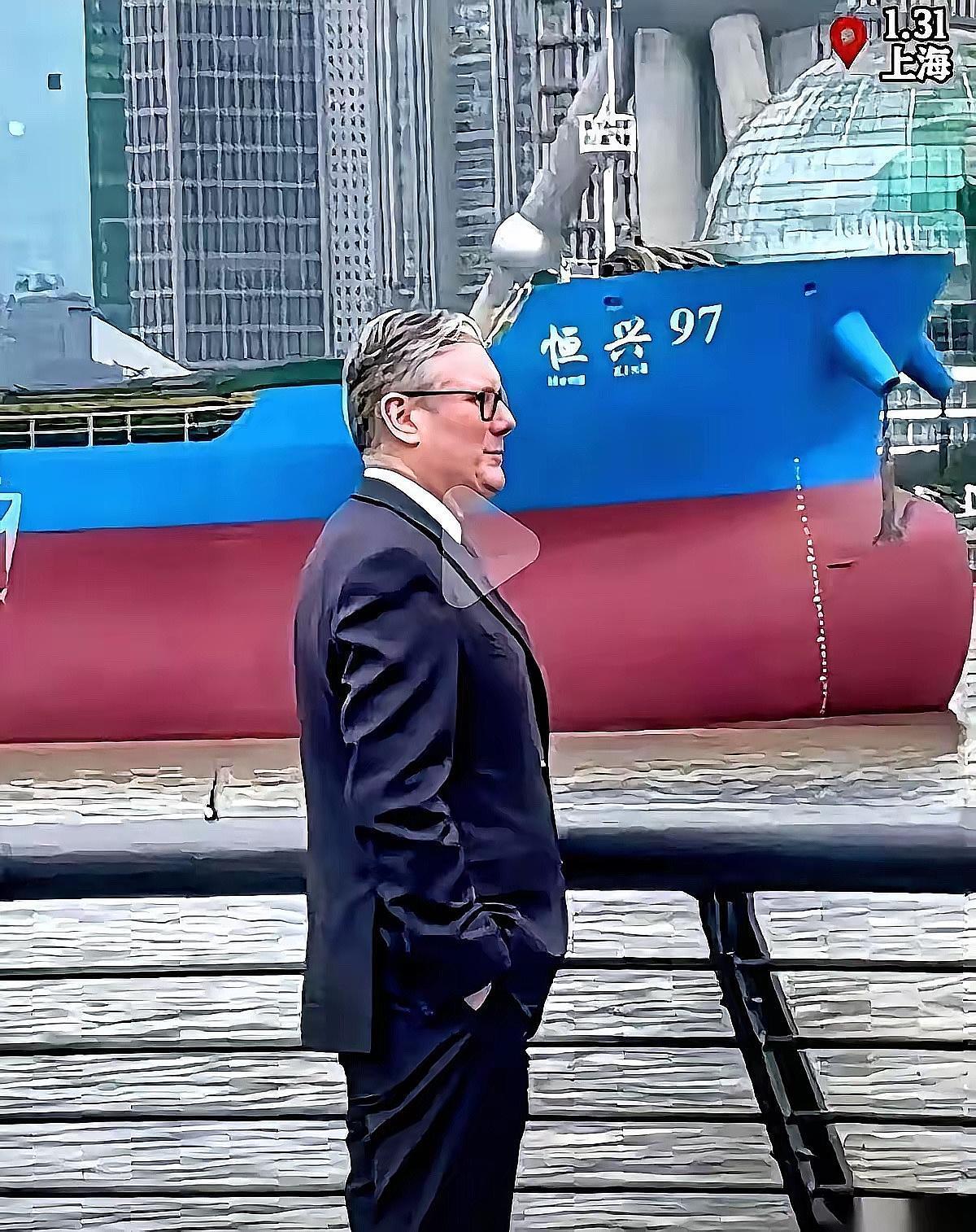 有时候你不得不服，老天爷才是最牛的导演。

英国首相斯塔默站在上海外滩，望着对岸