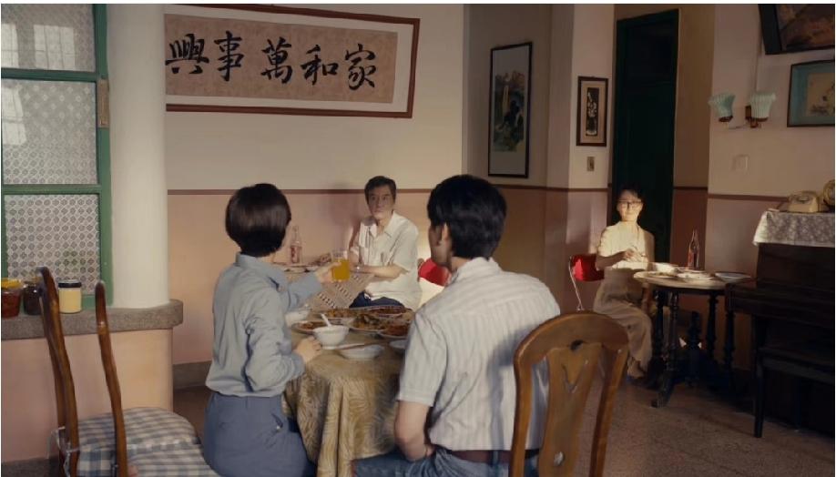 《小城大事》里面的几个bug。
1、那个年代家里面客厅真的会挂一幅“家和万事兴”