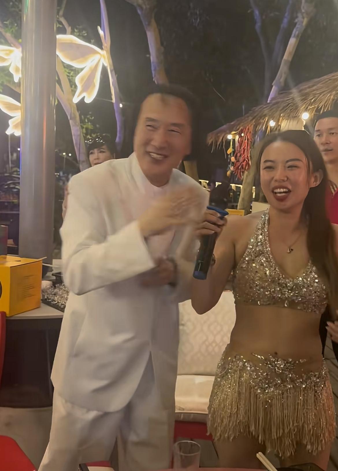 68岁“上海仔”郭永鸿惨遭强吻，现场发放现金给唱歌的美女，对方笑的合不拢嘴，对比