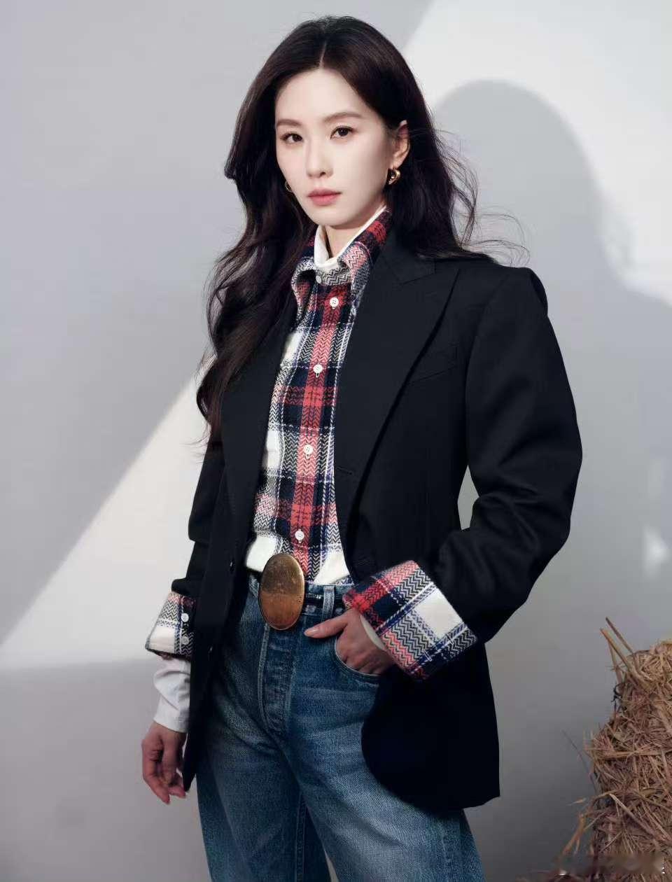 刘诗诗简约与优雅共生，冬日光影铺陈新章，