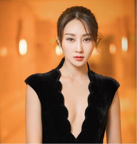 2008年北京奥运闭幕式后，成龙给张艺谋打了个电话，表示看中了闭幕式表演的一个女