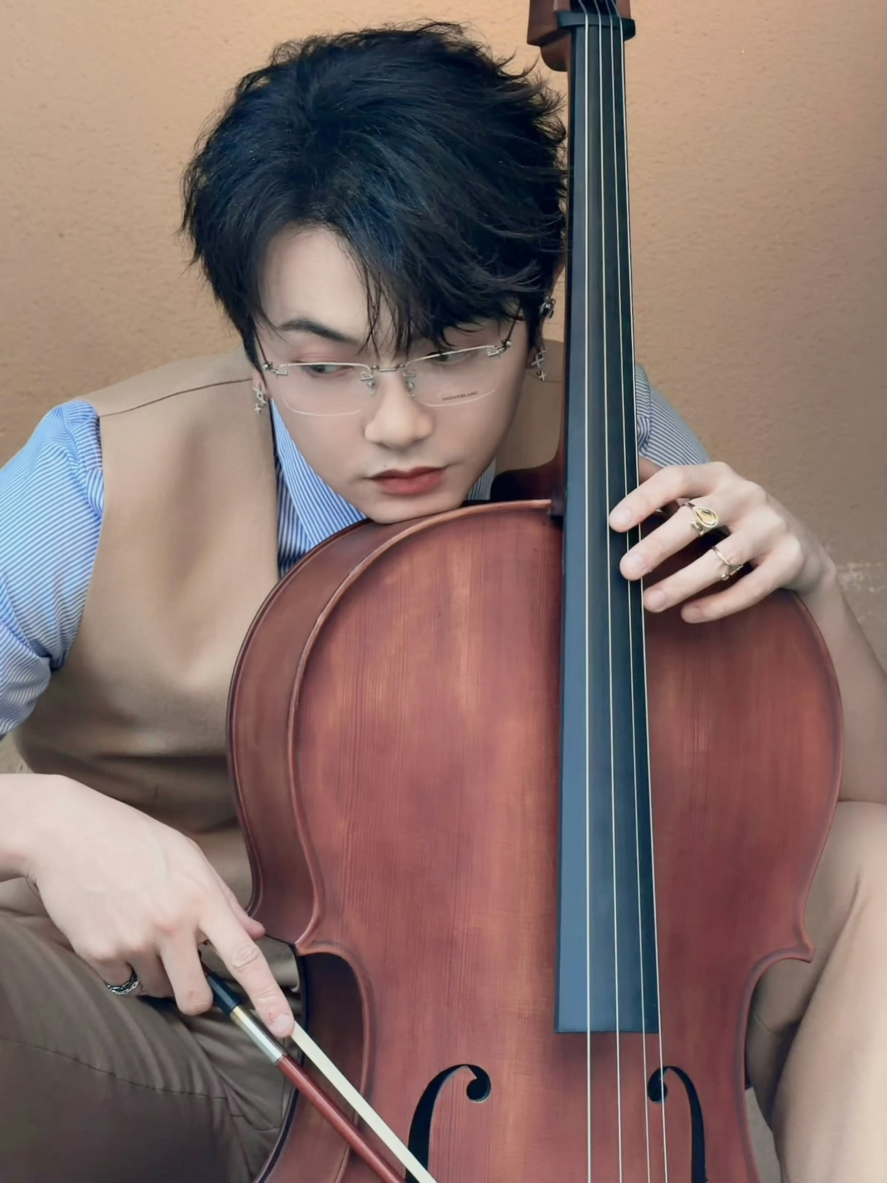 ber...颜人中你孟宴臣啊，这个西装这个头身比➕这个无框眼镜加持，瞬间有霸总那