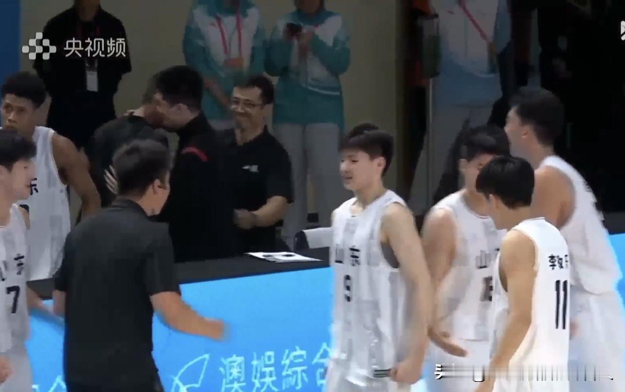 恭喜山东U18男篮107:99浙江晋级决赛！
前三节山东优势明显可以说是多点开花