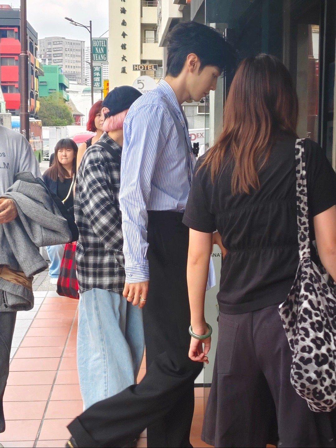 路人马来西亚偶遇陈哲远，腿是真长啊