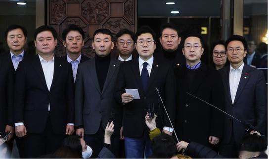 韩国最大在野党要求尹锡悦立即下台 【韩媒：尹锡悦宣布解除戒严令后，韩最大在野党要
