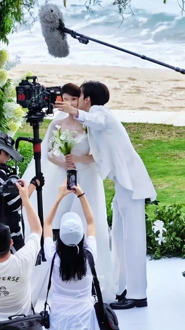 毕雯珺  毕雯珺请客《黎明前他会归来》剧组喝奶茶啦！裴川新婚快乐呀～奶茶代替喜糖