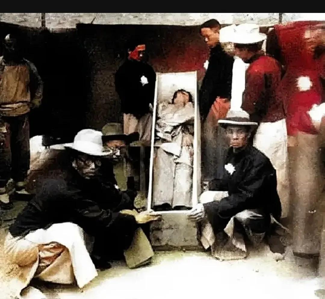 1926年，邵飘萍的入殓仪式上，留下的最后遗容，照片中的他躺在棺材之中，周围的人