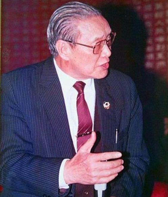 1949年12月9日，大特务徐远举准备逃走，他从沈醉手中拿过通行证后，长出了口气