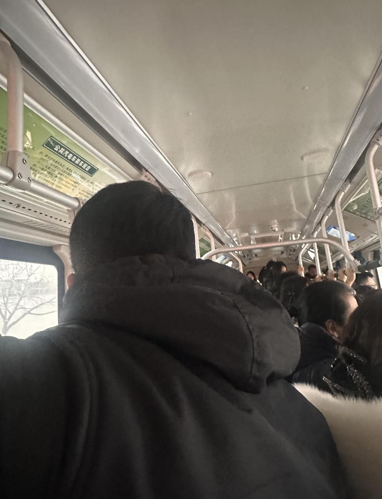 遇到公交色狼我把他挂网上算不算造谣[偷笑][偷笑]
公交车 下班高峰期能把人挤傻