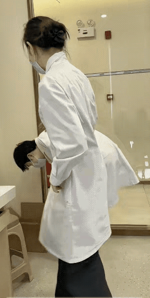 男医生长得帅就是有优势，各个女医生都会过来找你搭讪，要是长得稍微普通点，女医生都