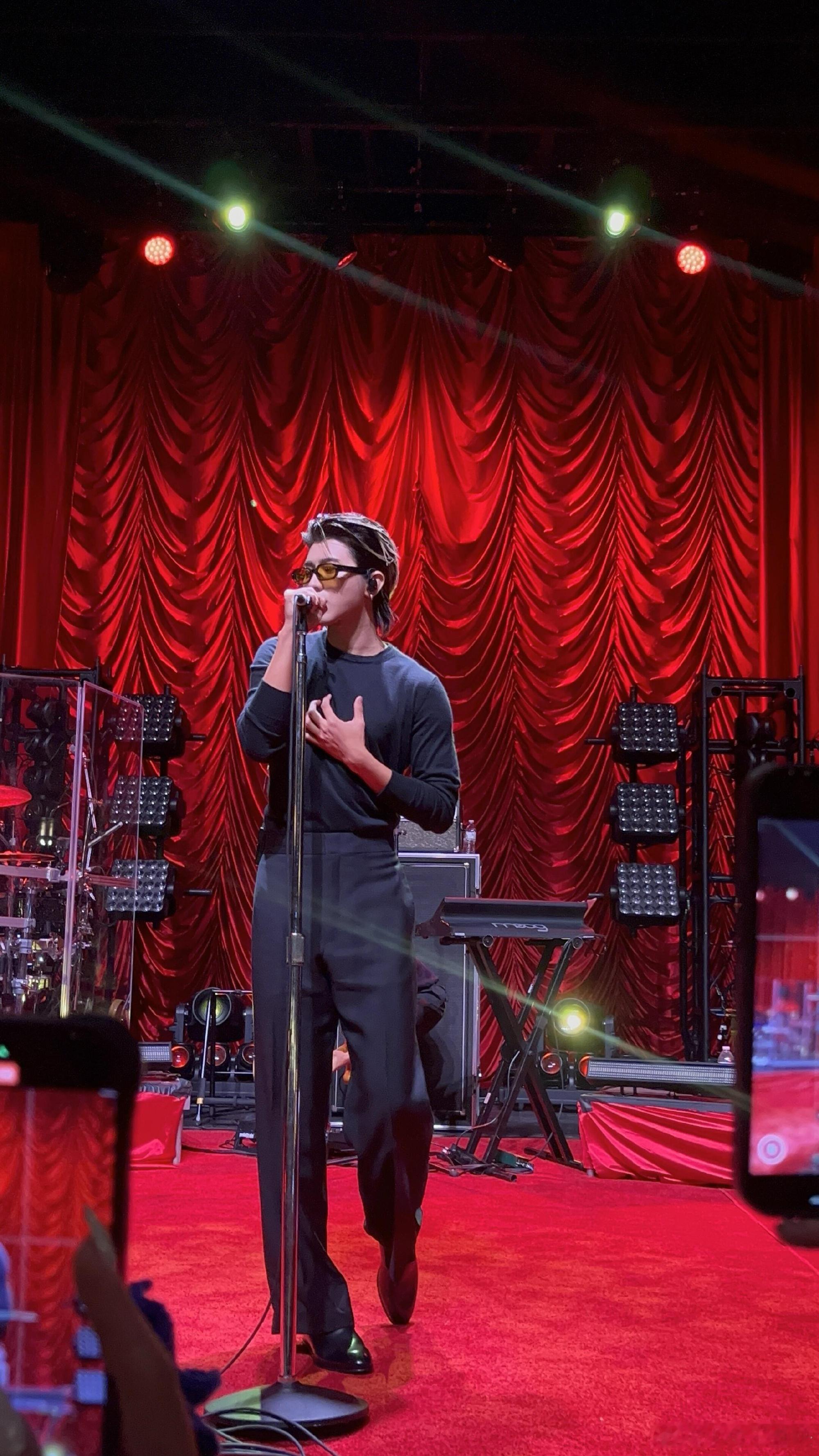 蔡徐坤男粉激动喊我就是披萨 这种轻松的现场互动真的很治愈，蔡徐坤接地气聊天，粉丝