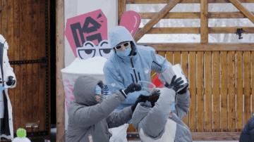 超万森下雪了 邓超在《哈哈哈哈哈》简直是喜剧担当！玩倒雪接力，他偷偷装雪，挨个给