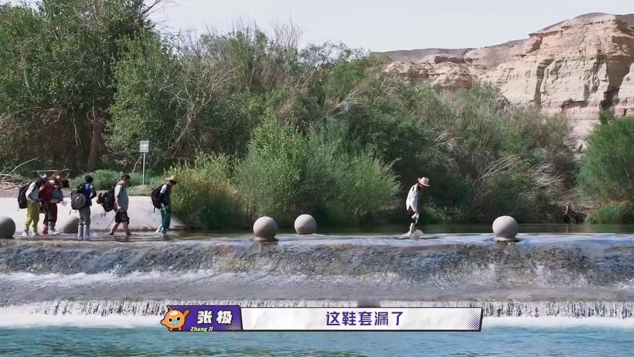 谁能拒绝张极的搞笑日常！背着大锅徒步运送椰子，背绳突然断裂，过河鞋套也出现破损，