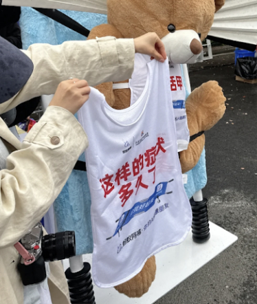 苏超唯一的团粉是担架队去苏超现场的朋友给我发来战报，我在线上看的简直抓心挠肝的，