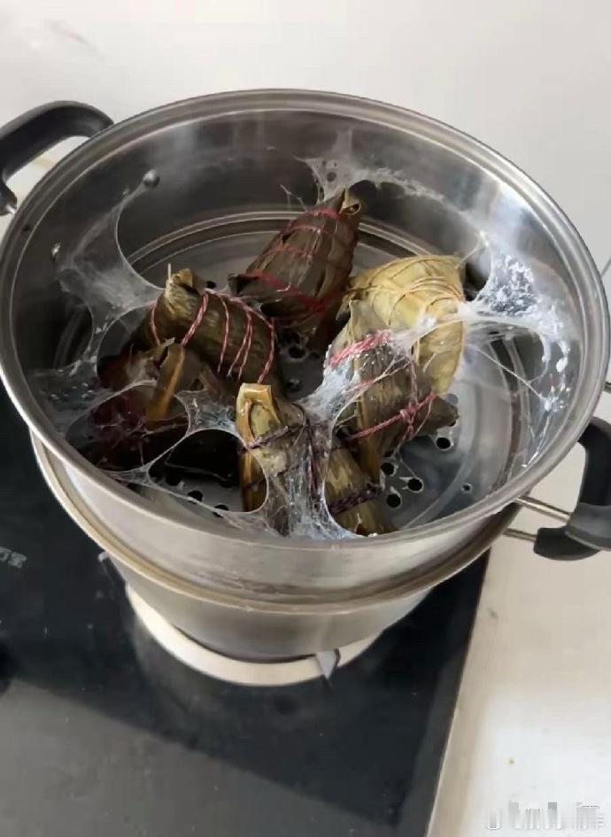 端午余粽莫慌张，观其貌，察其味，无异则可安心尝。若有霉变腐味，弃之无妨，勿因小失