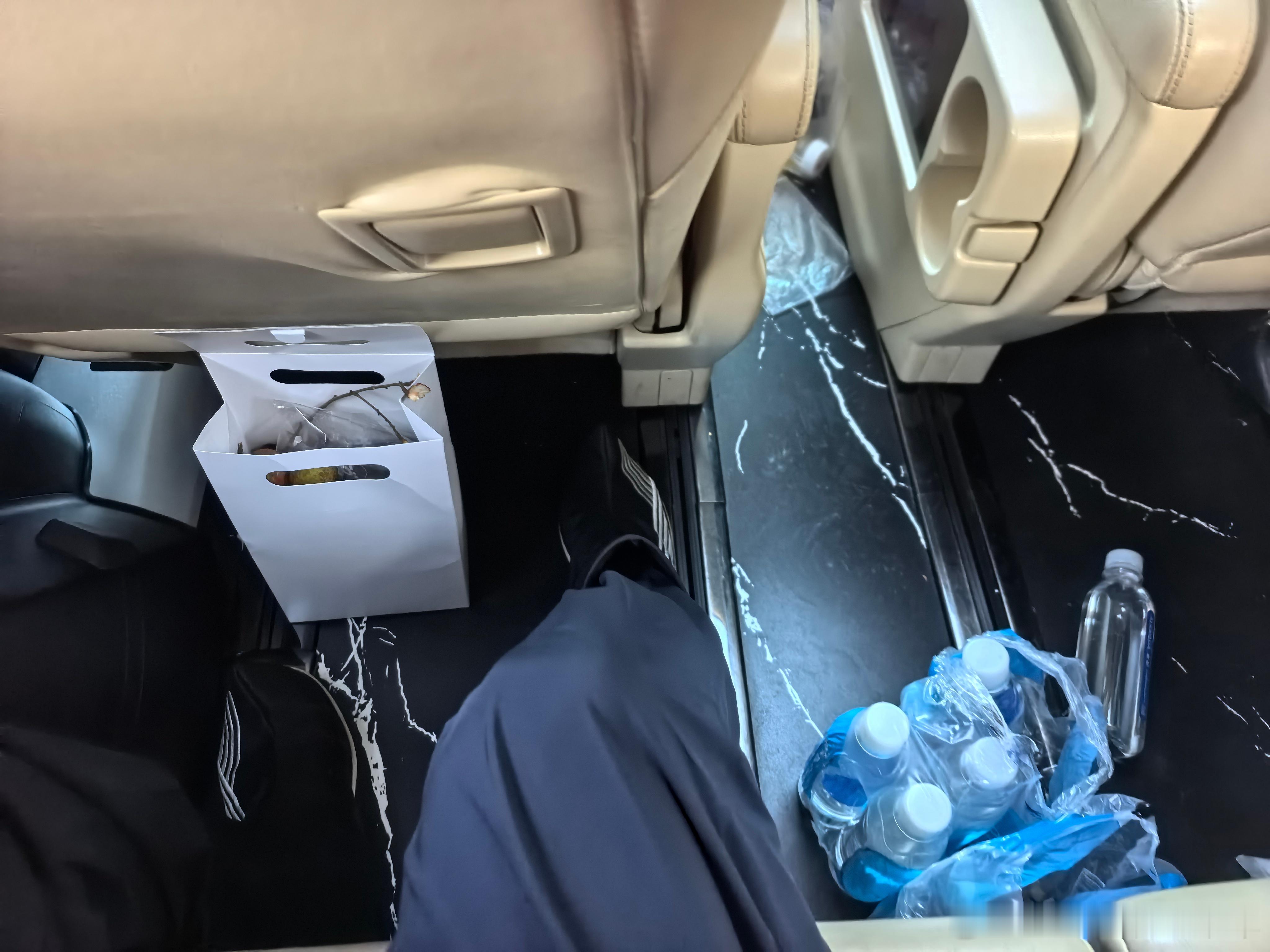 丰田埃尔法的三排空间，是真宽敞，地板纯平，脚部空间宽敞，腿部空间也宽敞。怪不得后