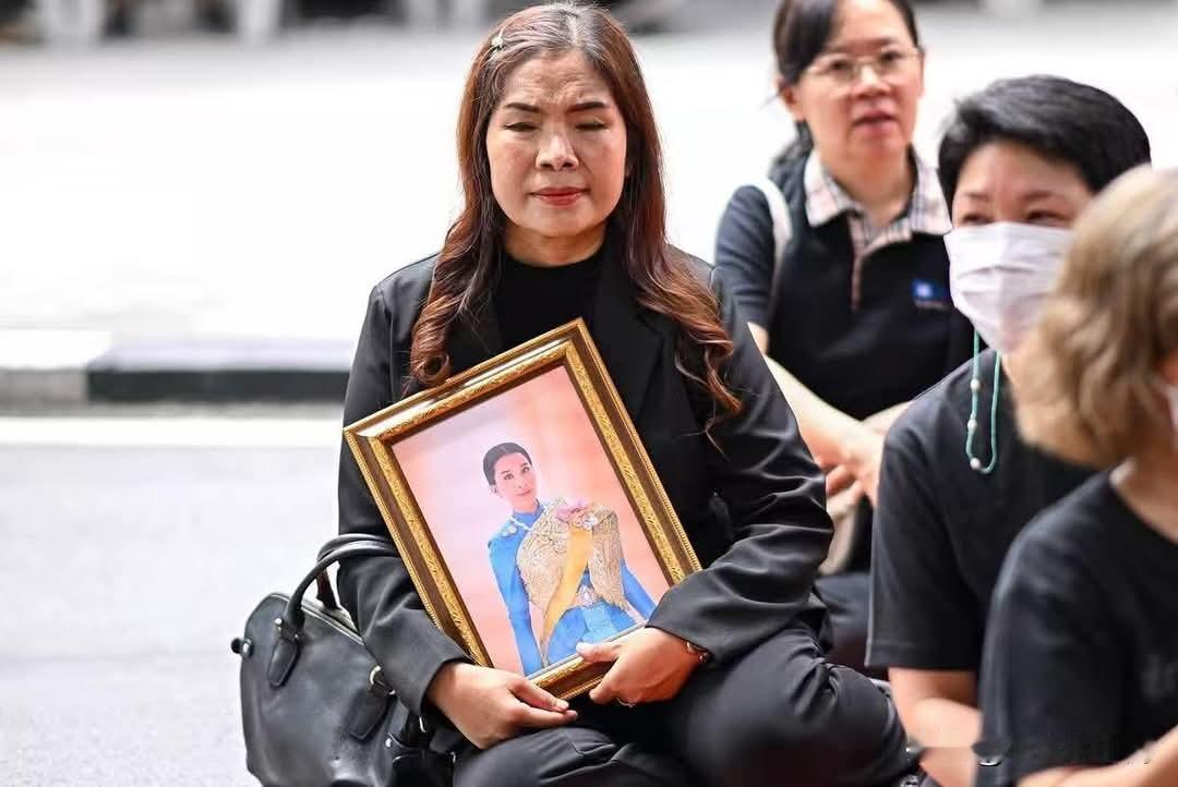 🇹🇭 泰国民众送别帕差拉吉帝雅帕公主，全城自发哀悼
 
6月11日，泰国深受