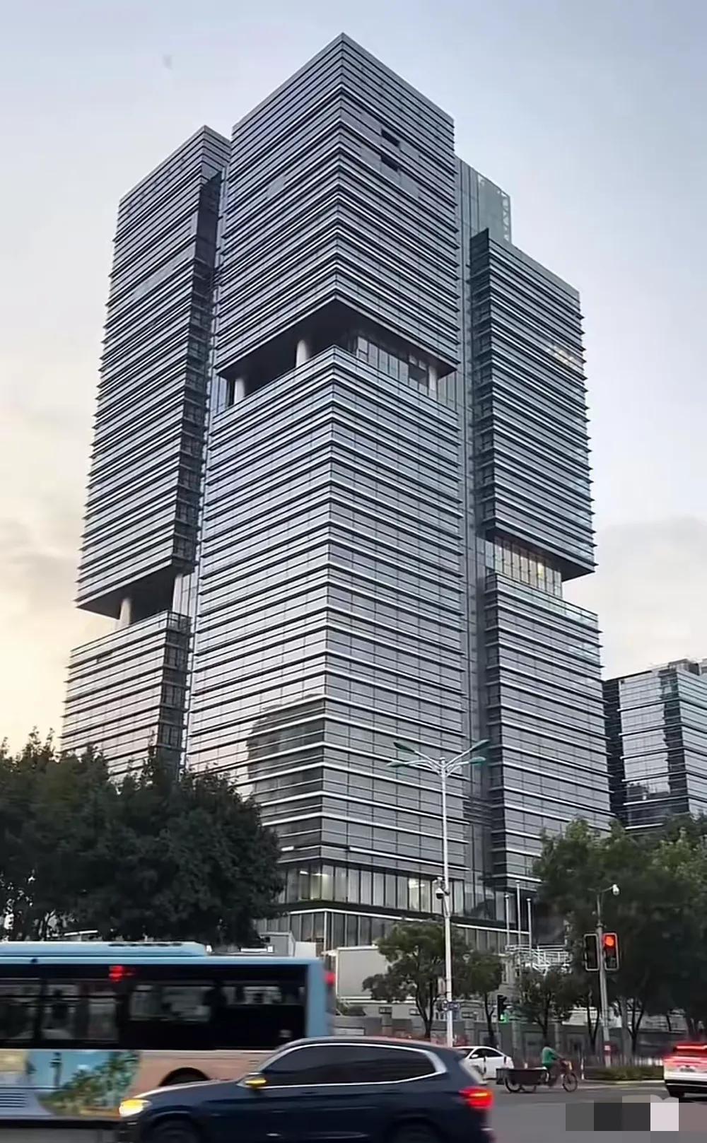 字节跳动厦门新楼，外观确实醒目。泉州？没选。

厦门星辰科技持有抖音集团全部股权
