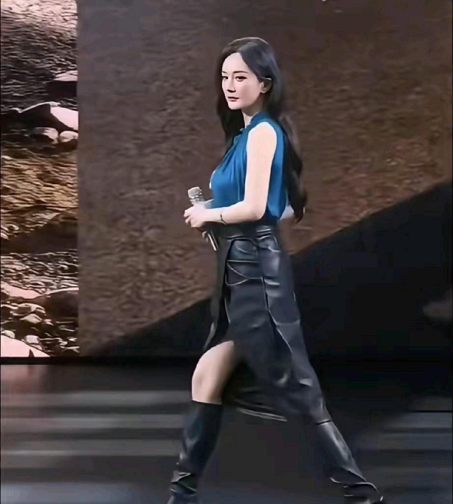 娱乐圈的明星数不胜数
但是一直保持热度的女明星
非杨幂莫属
杨幂颜值算不上顶级，