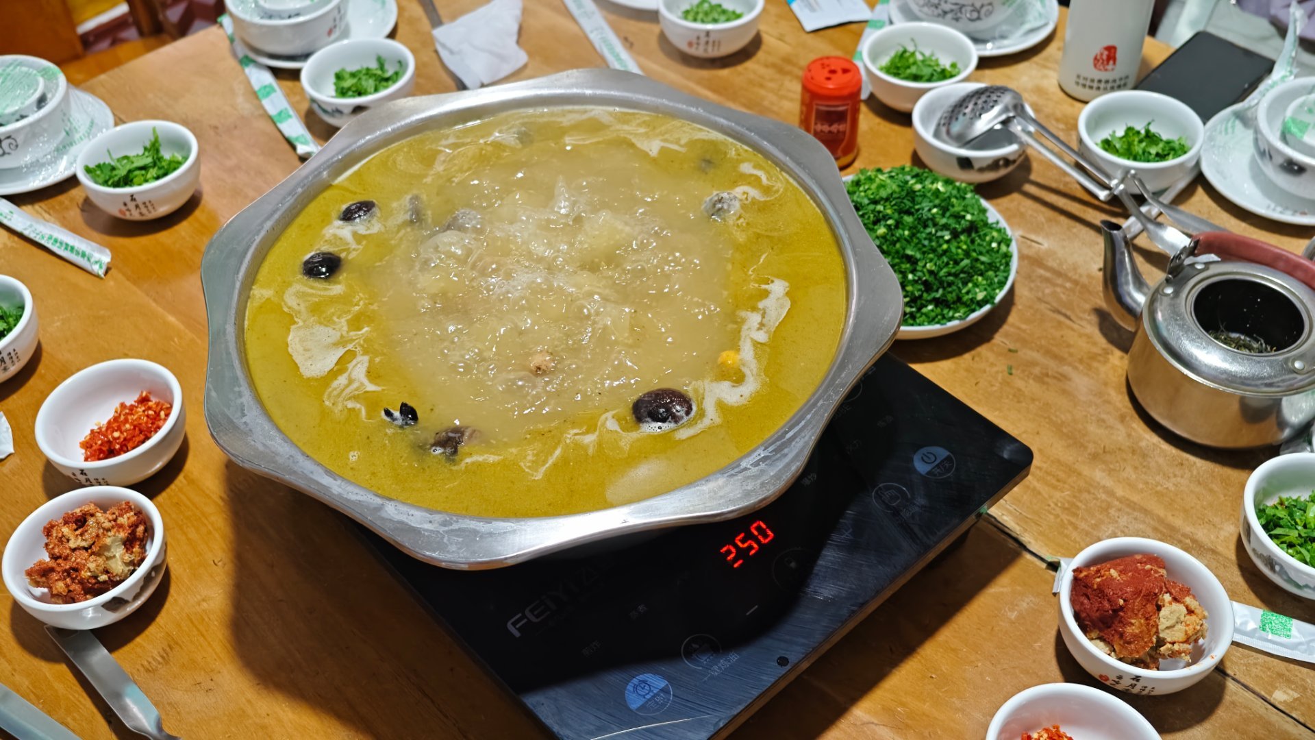 路过福贡县城，吃一锅漆油鸡。特意拍了“漆油”？老板给看了漆树照片。 读城天下 怒