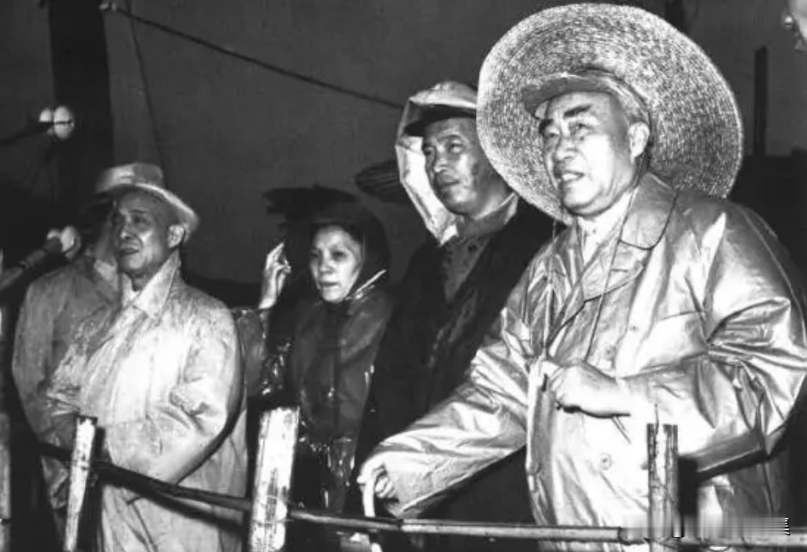 1959年9月6日，朱德、李富春、蔡畅等视察北京密云水库工程。密云水库于 195