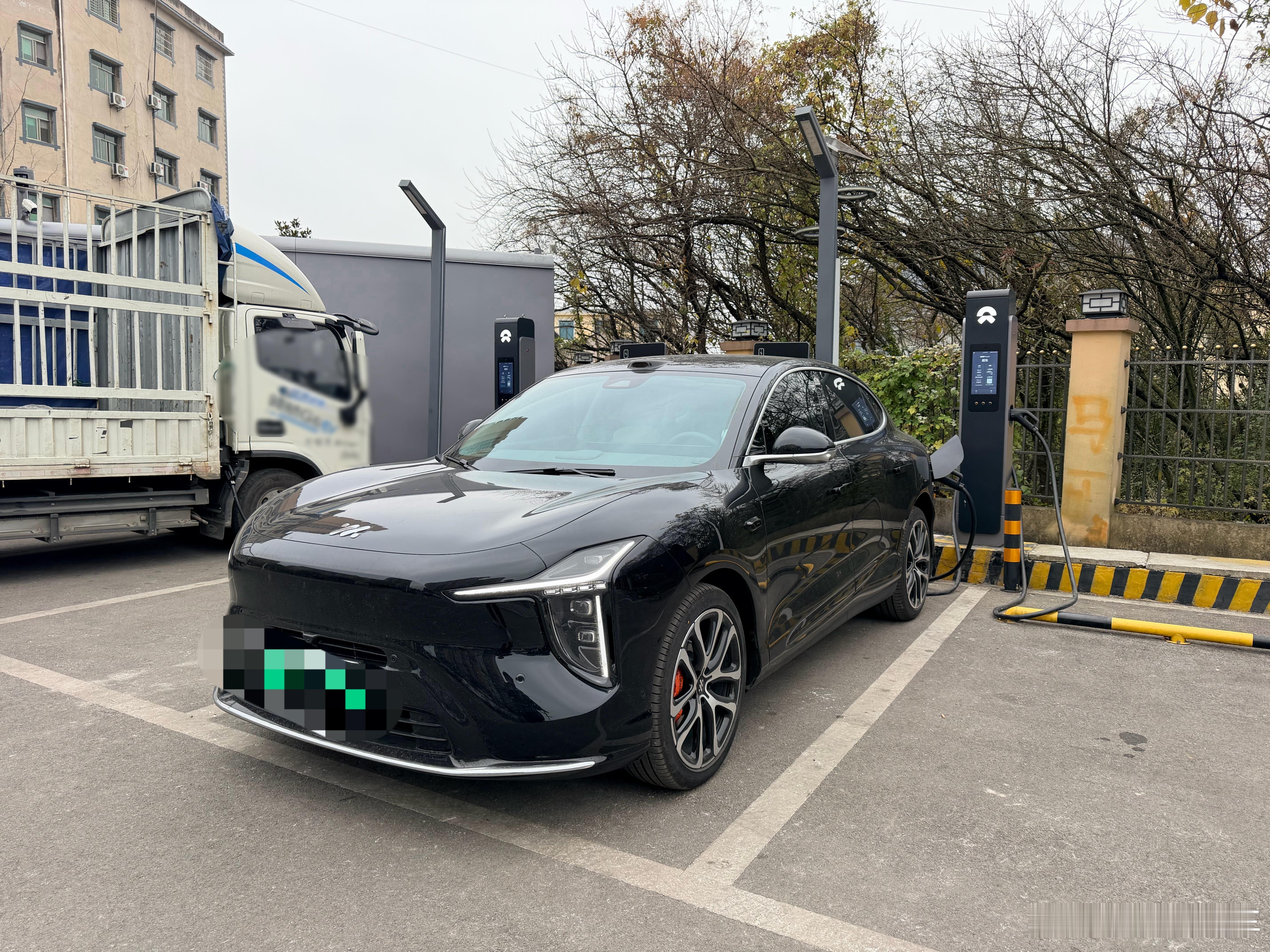 早，这是我心中最佳的黄金补能搭档一台自带超充桩的电车，一家补能最全面的场站 