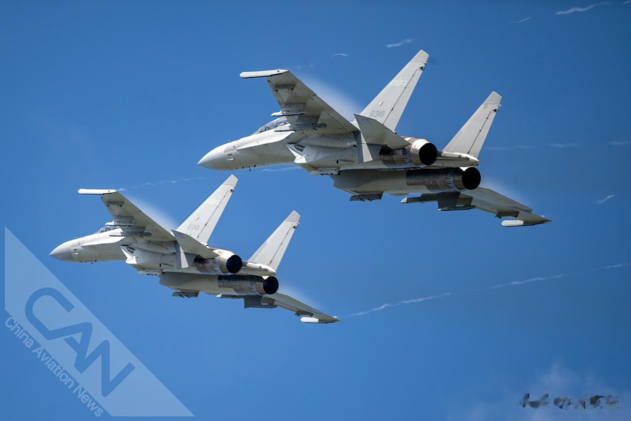 2023年空军航空开放活动·长春航空展，戳图看歼16空中展示。