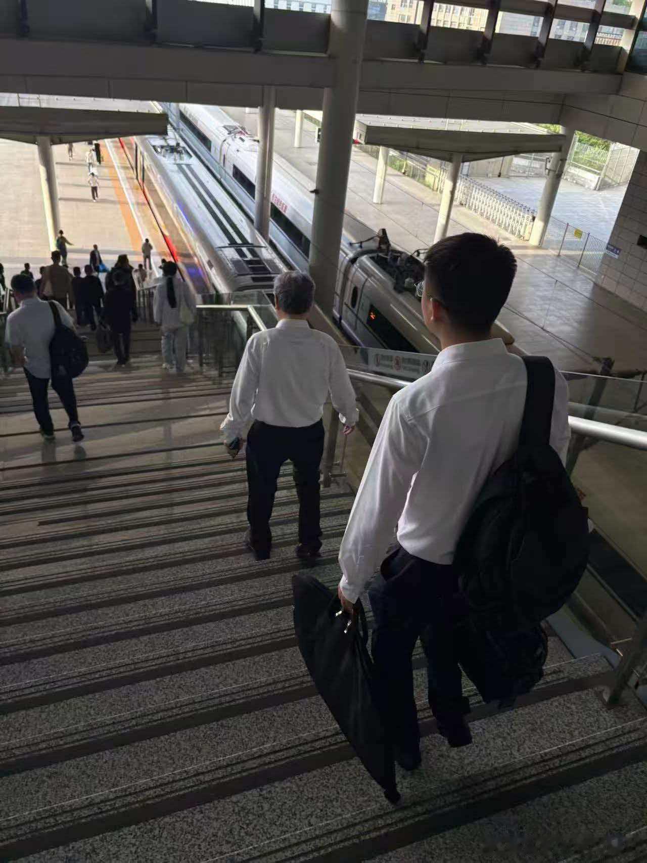 尹总也出发了，上个月我们盘算着发布会的地点，算来算去，确实是上海比较合适智界v9