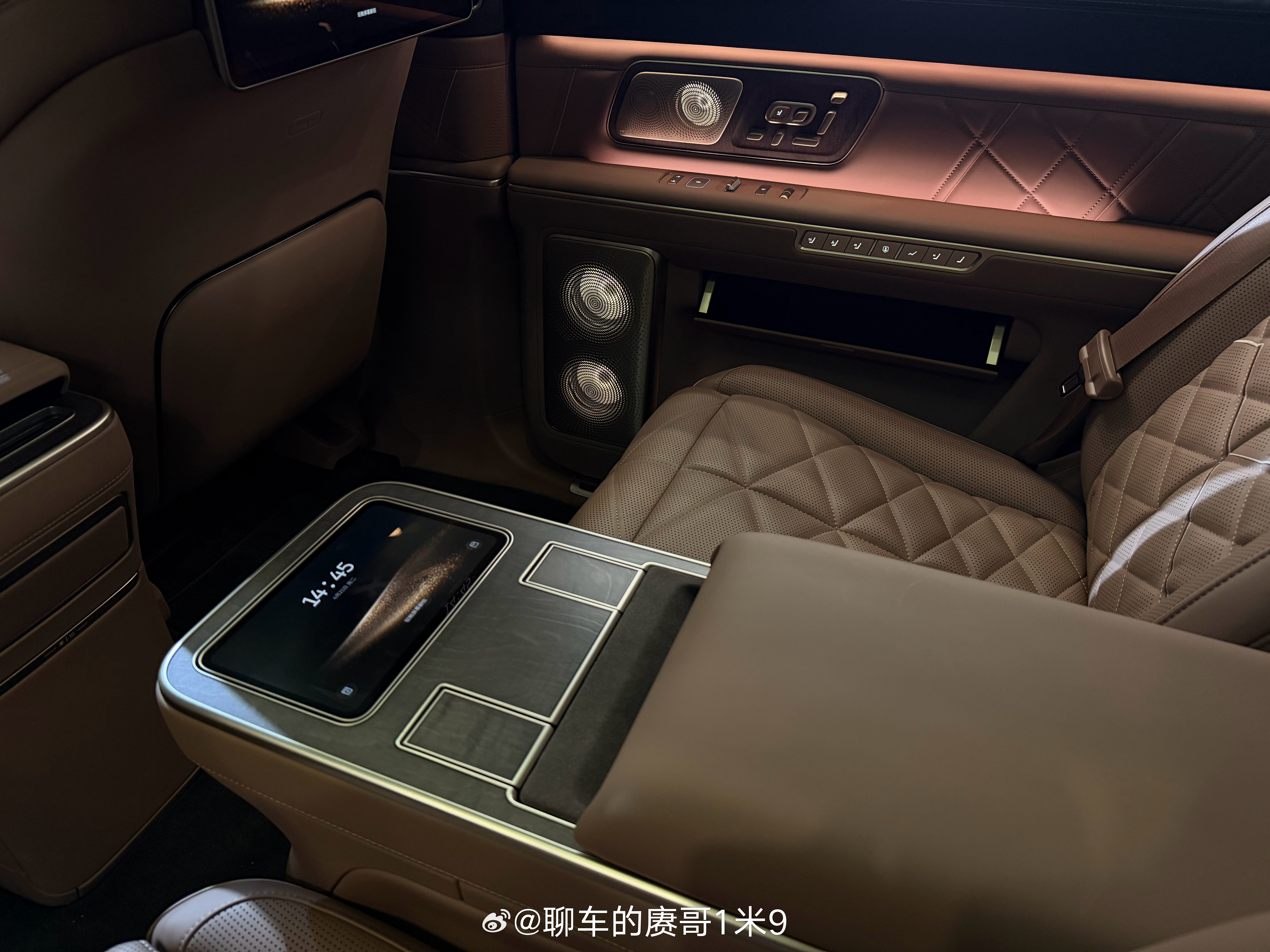 最近忙的还是第一次摸到蔚来 ES9蔚来真的是在内饰豪华感上把对手落越来越远赓言赓