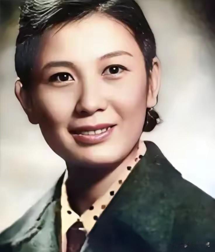 眠药自杀，年仅38岁，严凤英死后不到一个小时，剧团的领导便火速赶到，任务只有一条