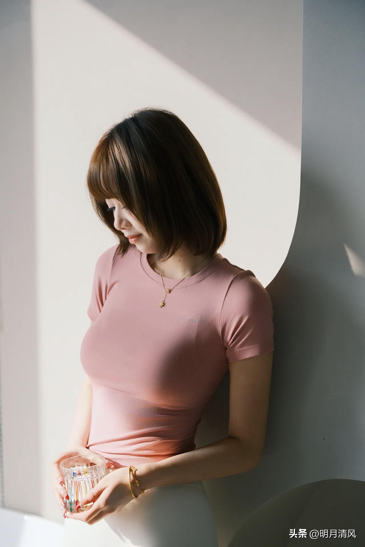 周末在家试着拍了一组阳光居家的照片，简单又出片。穿搭选了粉色修身短袖配白色直筒裤