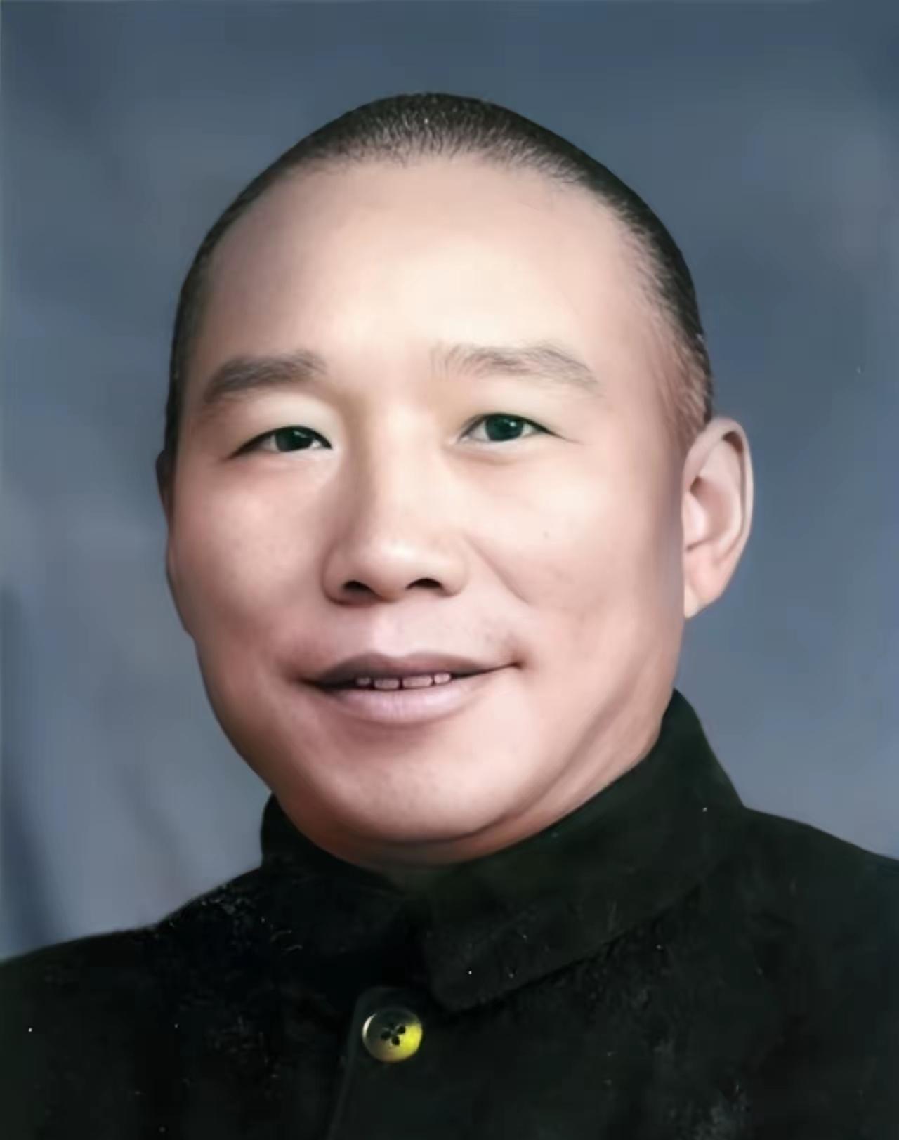 1948年，国军的一名伙夫和大部队走散了，被解放军拦下。解放军看他年纪大，便发了