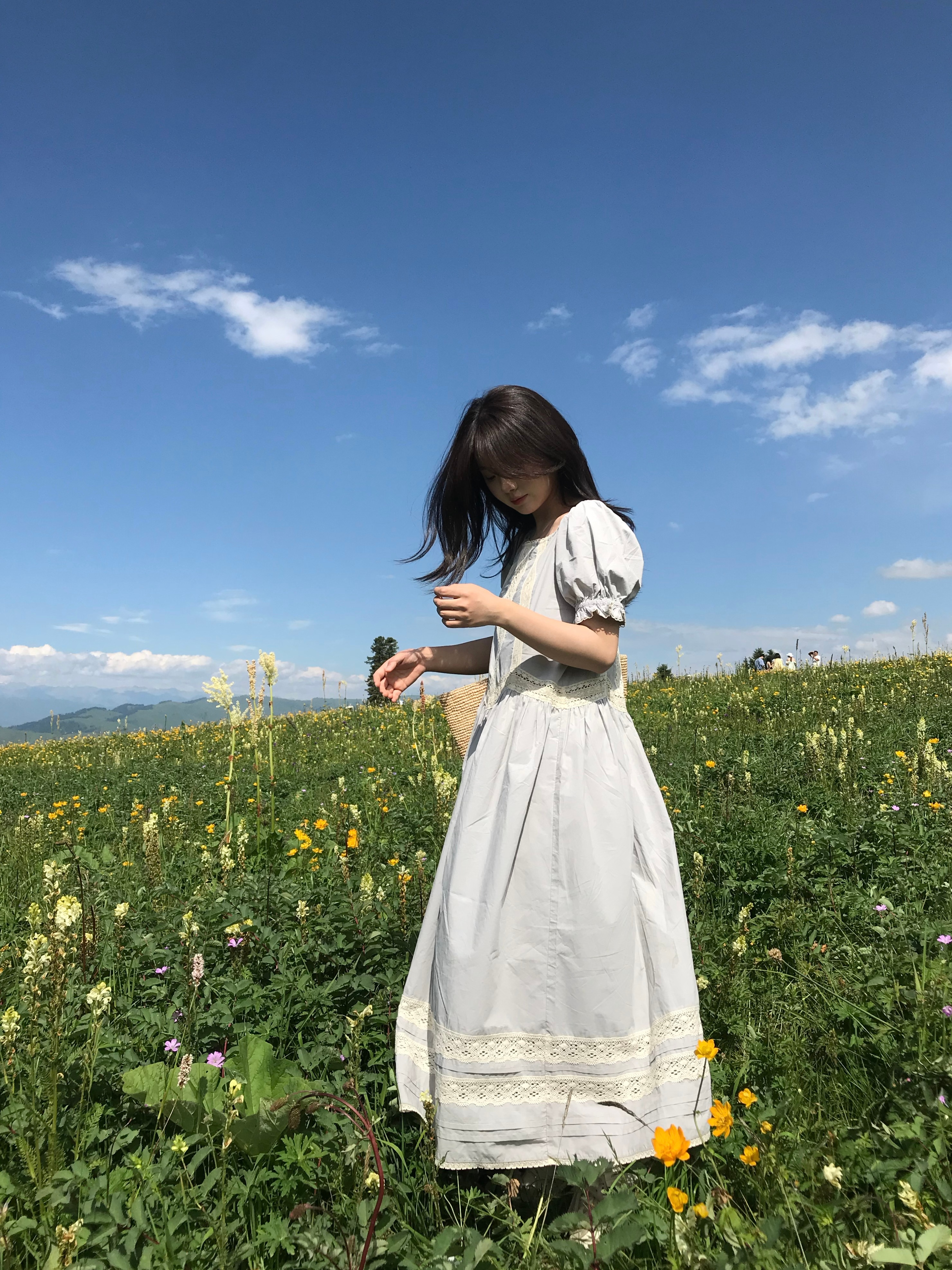 穿上这条裙子感觉真的像公主一样先来发18张 剩下的下一条见拍摄的地方在那拉提 那