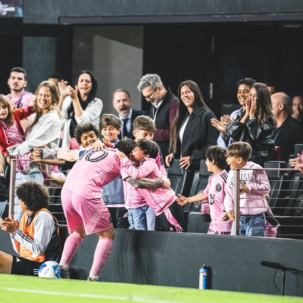 梅西梅开二度马特奥梅西[超话]梅西赛后ins上传和儿子❤️‍🔥拥抱庆祝瞬间 ​