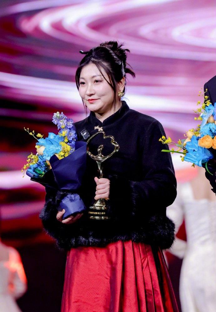 2月5日，泰国坠崖孕妇当事人王暖暖，在2025微博之夜  荣膺  微博年度影响力