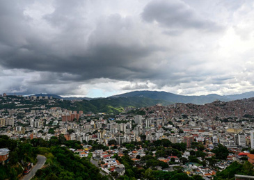 【#委内瑞拉石油设施据称未受损# 】委内瑞拉国家石油公司PDVSA的高管表示，公