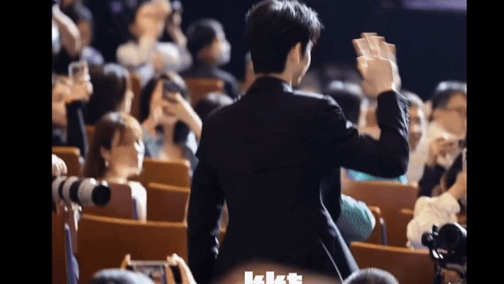 #西装赛道被黄俊捷拿捏了##黄俊捷米白印花西装# 黄俊捷的西装造型总能给人带来不