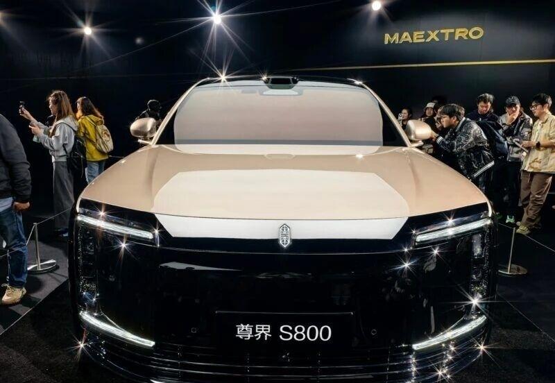 尊界 S800 是华为与江淮联合打造的鸿蒙智行旗舰轿车，官方指导价 70.8–1