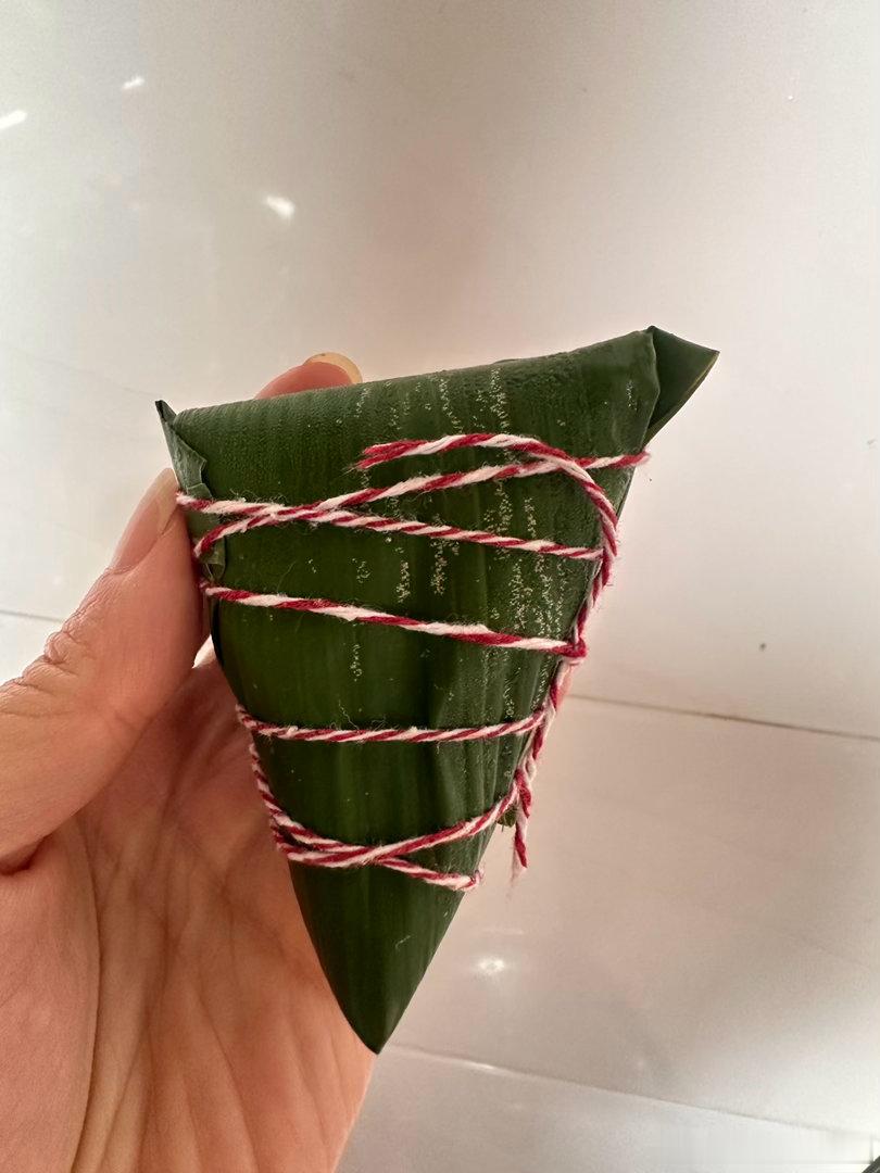 来看一下我包的粽子，跟我妈比起来，就是我不能做到每一个角都很均匀。但是我能包得很