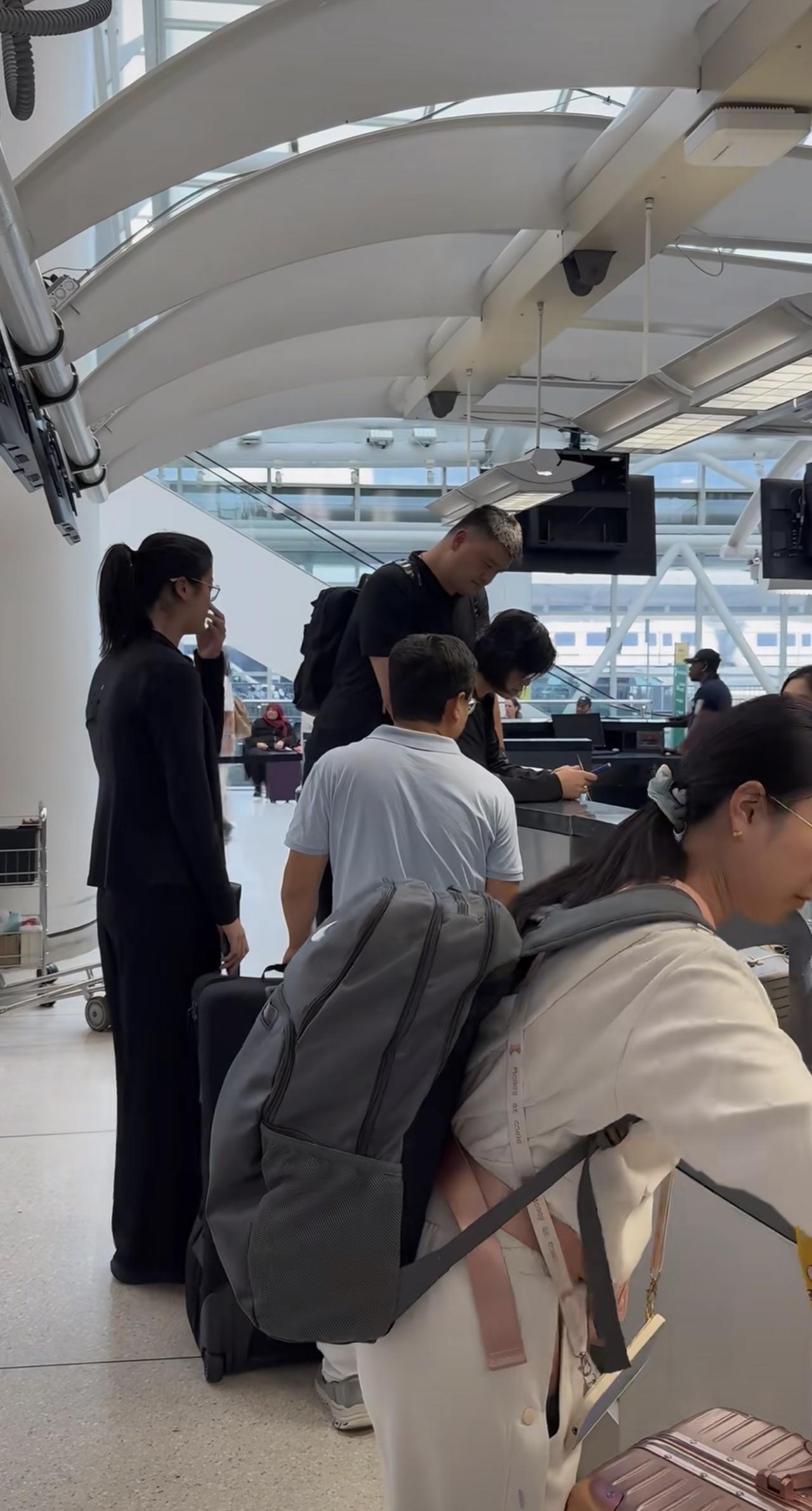 近日，有网友在纽约机场偶遇姚明一家三口，16岁的姚沁蕾长成大姑娘了！

姚沁蕾站