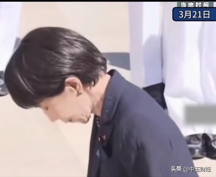 很难说这是真心实意的祭拜，毕竟二战后期的核弹爆炸，致使日本三十多万人丧生。这可是