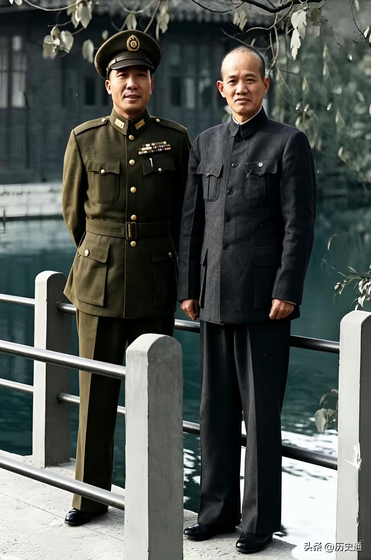 这是身穿军装的王耀武与身穿中山装的俞济时。俞济时不仅是王耀武的学哥，还是王的老上