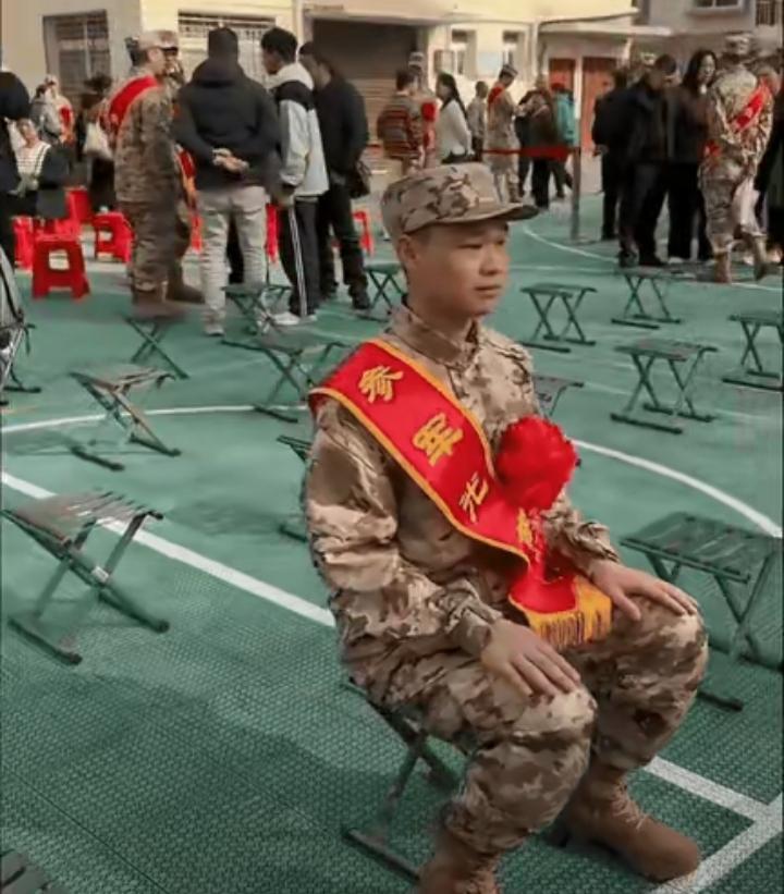 “你爹妈不在，战友爸妈就是你亲爹妈”一碗热饺哭崩千万人！
 
广西兴安送兵现场，